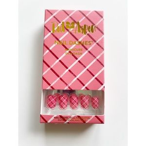 Red Aspen Posie’s Stripes short nail dashes